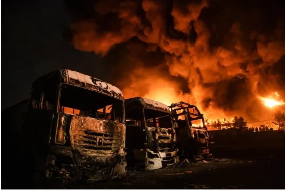 Israel không kích cơ sở dầu mỏ Iran giữa trận mưa độc ở Tehran Israel không kích cơ sở dầu mỏ Iran giữa trận mưa độc ở Tehran