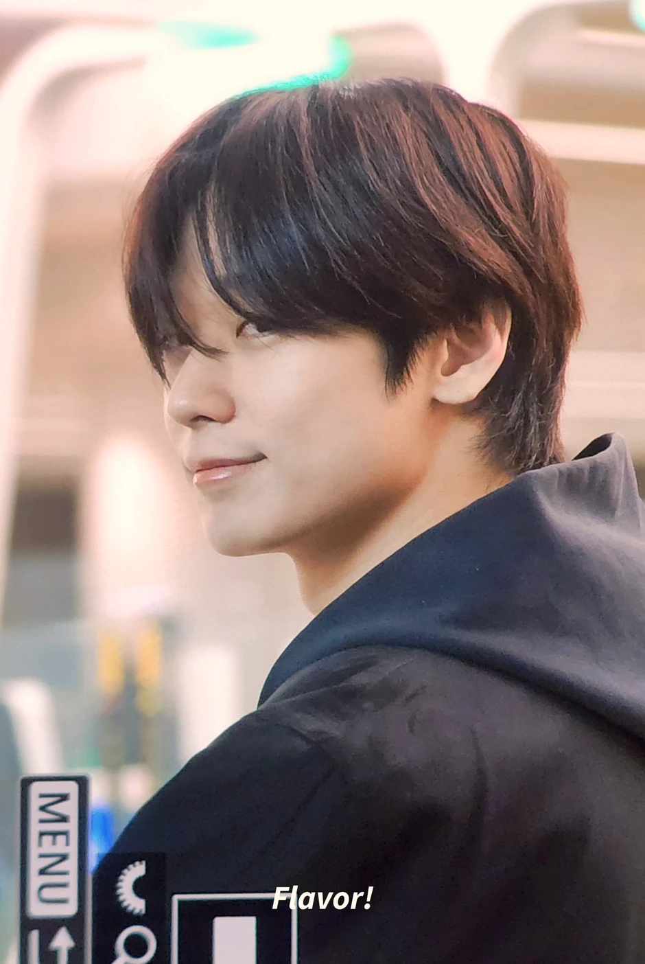 Nam ca sĩ bị công ty ghẻ lạnh, bỏ mặc tự xoay sở với 100kg hành lý? Nam ca sĩ bị công ty ghẻ lạnh, bỏ mặc tự xoay sở với 100kg hành lý?