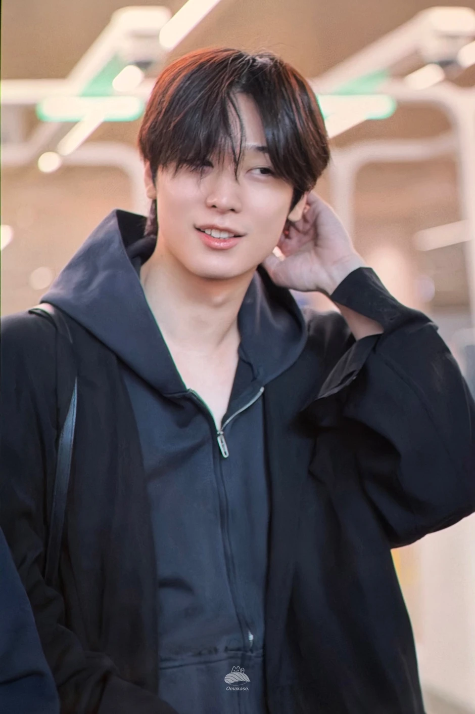 Nam ca sĩ bị công ty ghẻ lạnh, bỏ mặc tự xoay sở với 100kg hành lý? Nam ca sĩ bị công ty ghẻ lạnh, bỏ mặc tự xoay sở với 100kg hành lý?