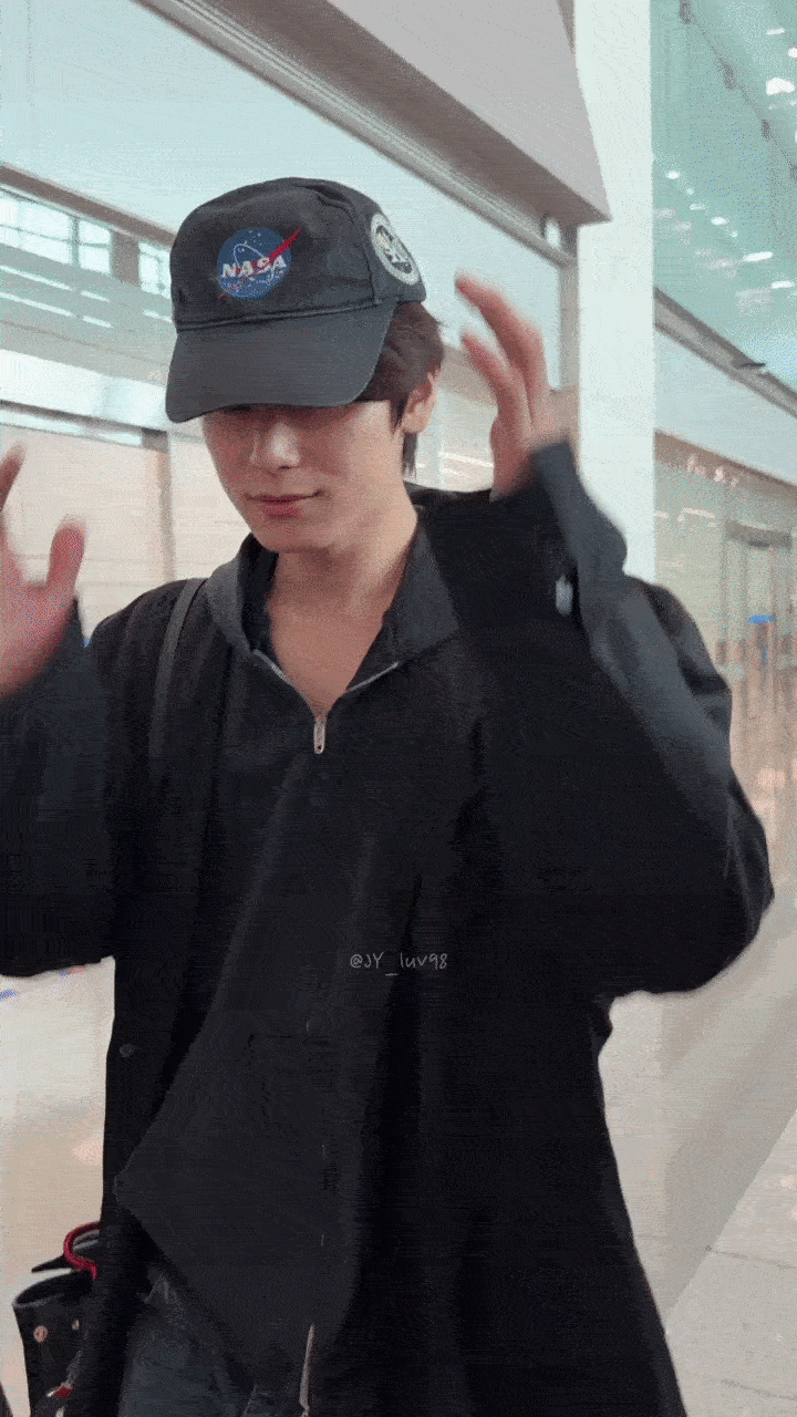 Nam ca sĩ bị công ty ghẻ lạnh, bỏ mặc tự xoay sở với 100kg hành lý? Nam ca sĩ bị công ty ghẻ lạnh, bỏ mặc tự xoay sở với 100kg hành lý?