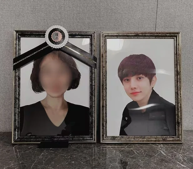 Nam ca sĩ điển trai qua đời đột ngột ở tuổi 32, sau đó mẹ anh cũng mất vì quá nhớ con