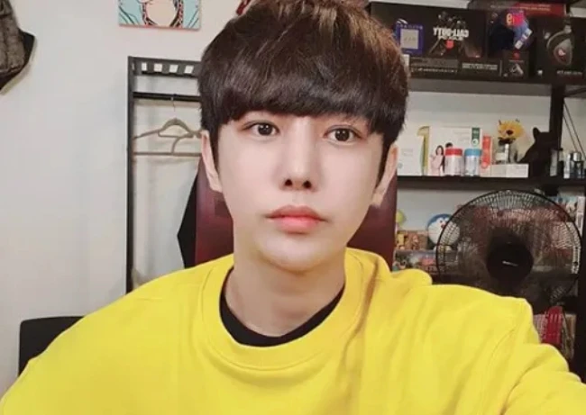 Nam ca sĩ điển trai qua đời đột ngột ở tuổi 32, sau đó mẹ anh cũng mất vì quá nhớ con