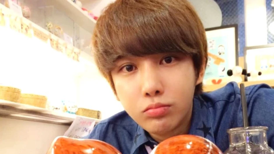 Nam ca sĩ điển trai qua đời đột ngột ở tuổi 32, sau đó mẹ anh cũng mất vì quá nhớ con