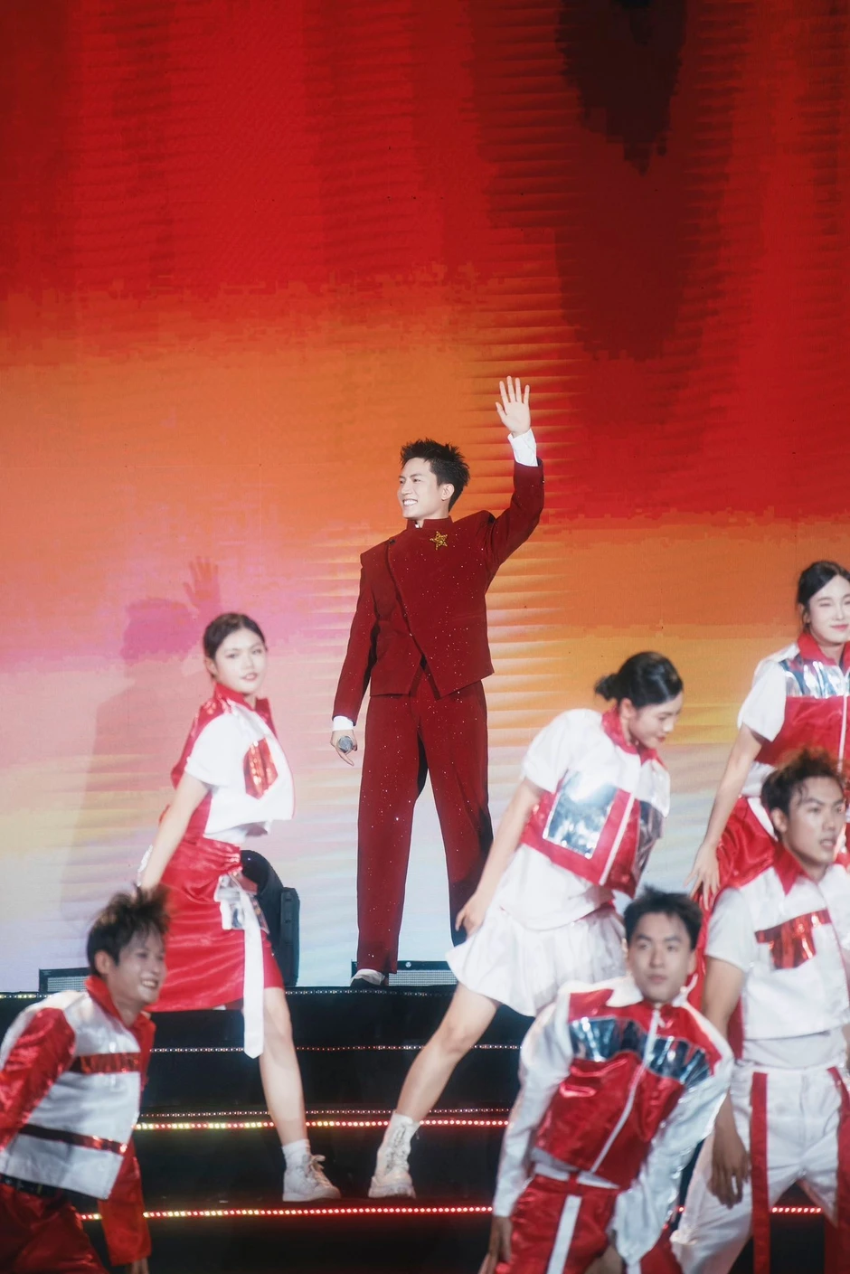 Nam ca sĩ được gặp mặt ban lãnh đạo TP.HCM: Biết sáng tác nhạc về Đảng - Bác Hồ Nam ca sĩ được gặp mặt ban lãnh đạo TP.HCM: Biết sáng tác nhạc về Đảng - Bác Hồ