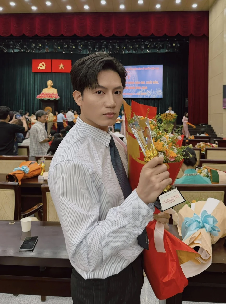 Nam ca sĩ được gặp mặt ban lãnh đạo TP.HCM: Biết sáng tác nhạc về Đảng - Bác Hồ Nam ca sĩ được gặp mặt ban lãnh đạo TP.HCM: Biết sáng tác nhạc về Đảng - Bác Hồ