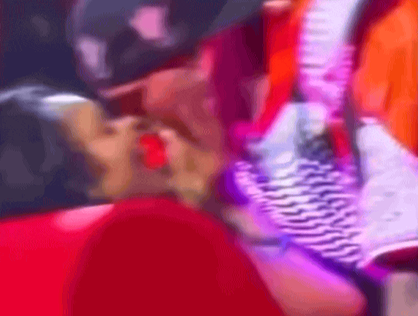 Nam ca sĩ hôn ngấu nghiến 1 phụ nữ có gia đình