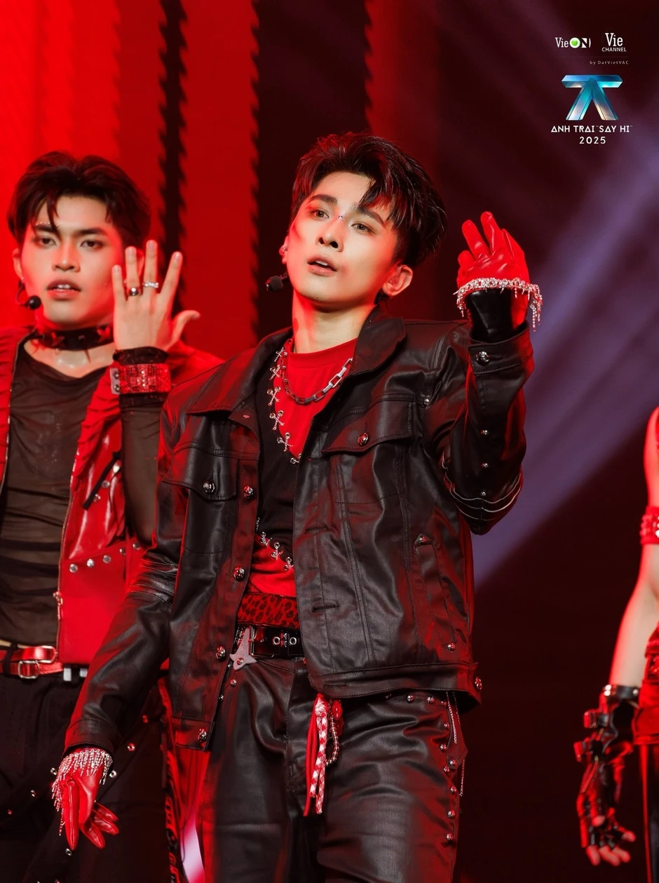 Nam ca sĩ khiến Threads dậy sóng với 1 triệu bài đăng, fan gửi hoa khiếu nại công ty là ai?