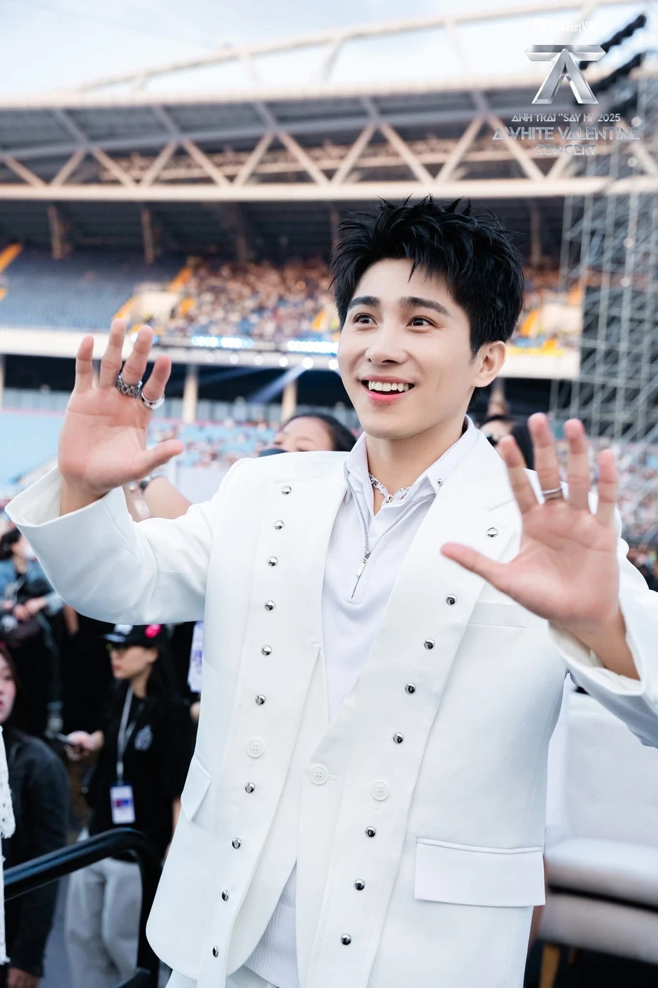 Nam ca sĩ khiến Threads dậy sóng với 1 triệu bài đăng, fan gửi hoa khiếu nại công ty là ai?