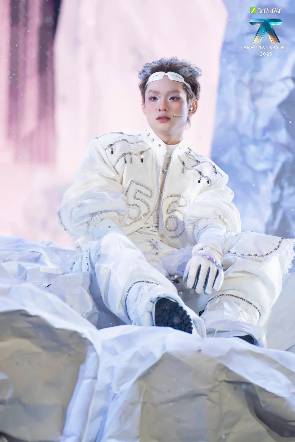 Nam ca sĩ vừa cháy vé concert chỉ trong 12 phút: Sự nghiệp cả "rổ hit", top 1 Spotify Việt Nam