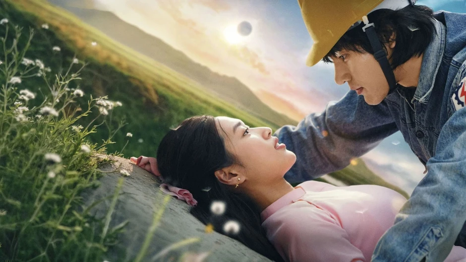 Nam diễn viên Vbiz bất ngờ hôn fan nam ngay giữa rạp chiếu phim