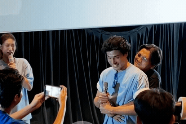Nam diễn viên Vbiz bất ngờ hôn fan nam ngay giữa rạp chiếu phim
