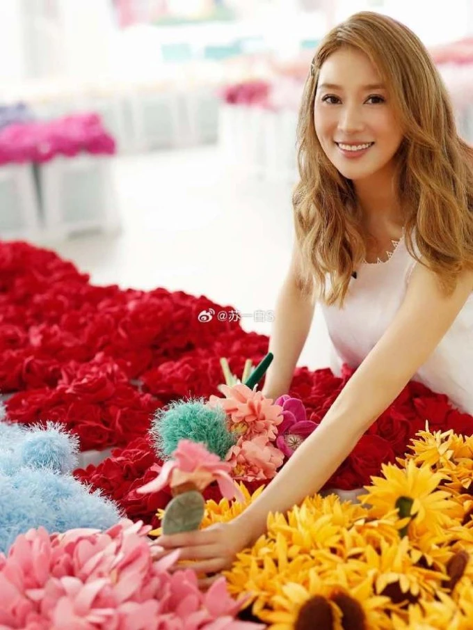 Nàng dâu tỷ phú Từ Tử Kỳ rạng rỡ giữa ồn ào chồng bao nuôi bom sex