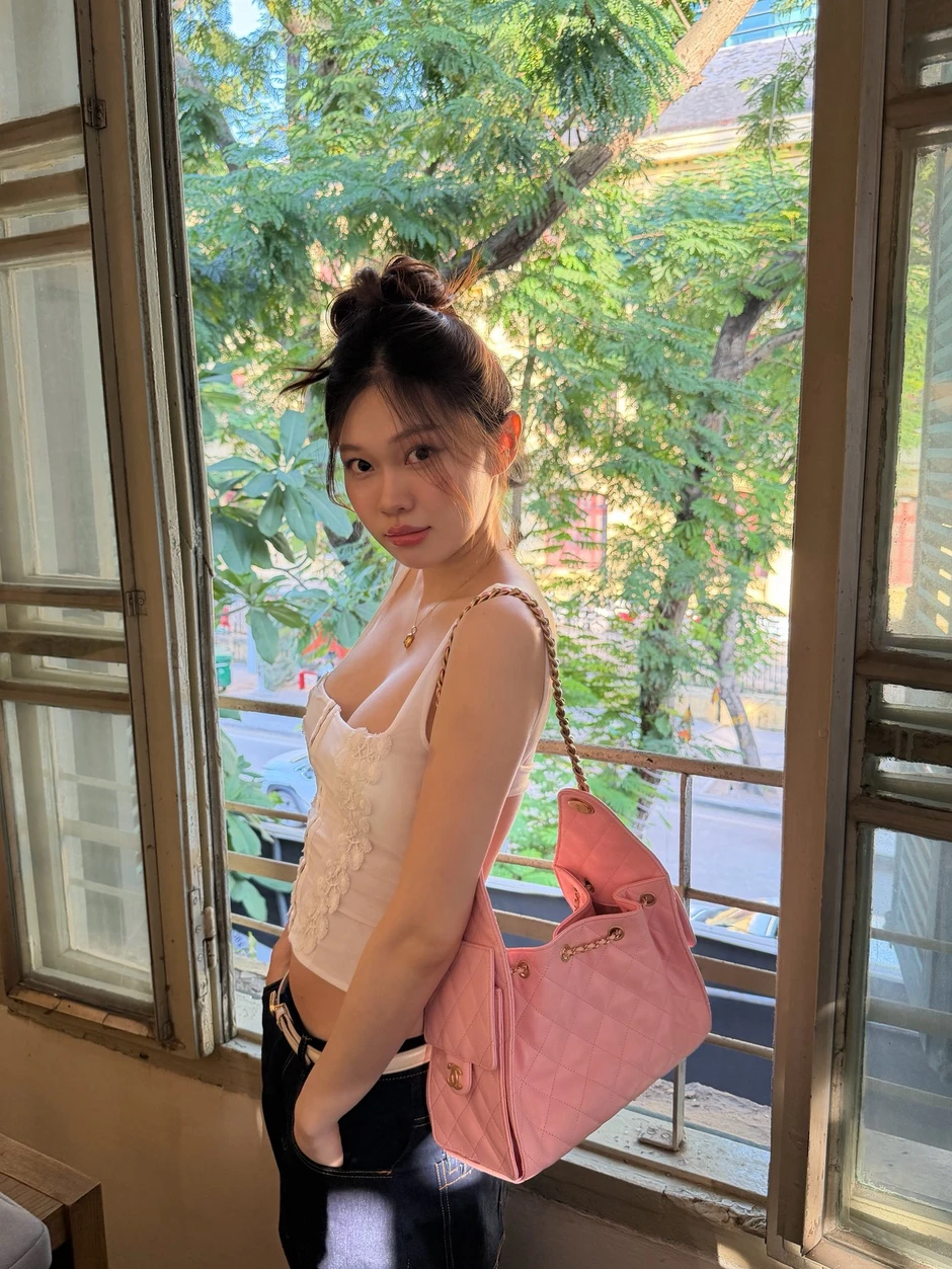 Nàng hot girl gây sốt với vòng eo nhỏ xíu sau vài tháng sinh con, nhan sắc tuổi 25 ngày càng thăng hạng