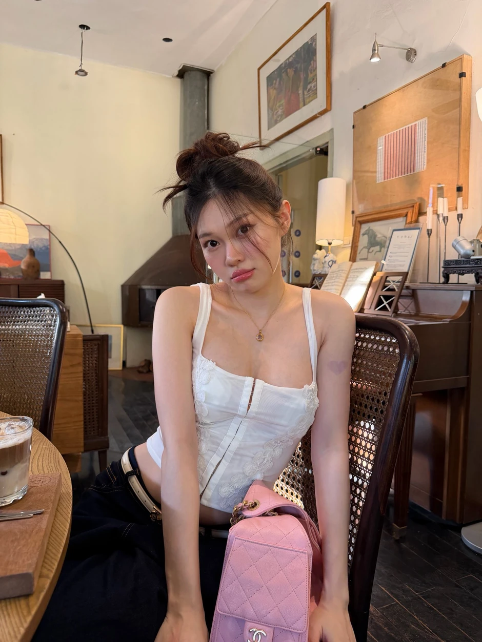 Nàng hot girl gây sốt với vòng eo nhỏ xíu sau vài tháng sinh con, nhan sắc tuổi 25 ngày càng thăng hạng