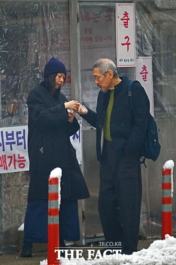 Nàng thơ và chủ tịch U70 ngoại tình còn ngẩng cao đầu xuất hiện cùng con trai ngoài giá thú ở sân bay