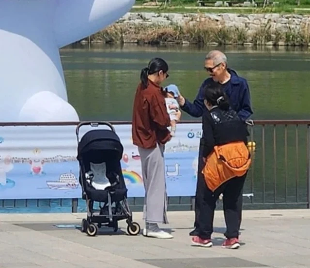 Nàng thơ và chủ tịch U70 ngoại tình còn ngẩng cao đầu xuất hiện cùng con trai ngoài giá thú ở sân bay