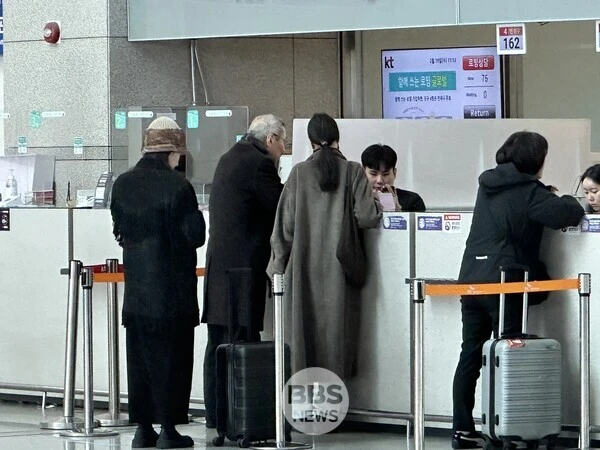 Nàng thơ và chủ tịch U70 ngoại tình còn ngẩng cao đầu xuất hiện cùng con trai ngoài giá thú ở sân bay