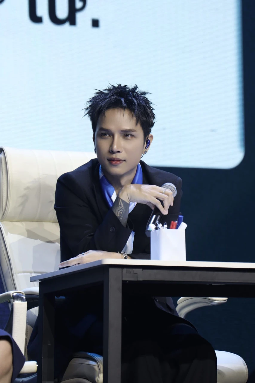 Neko Lê đối mặt cáo buộc sau vụ nhân viên mang quà fan đi bán