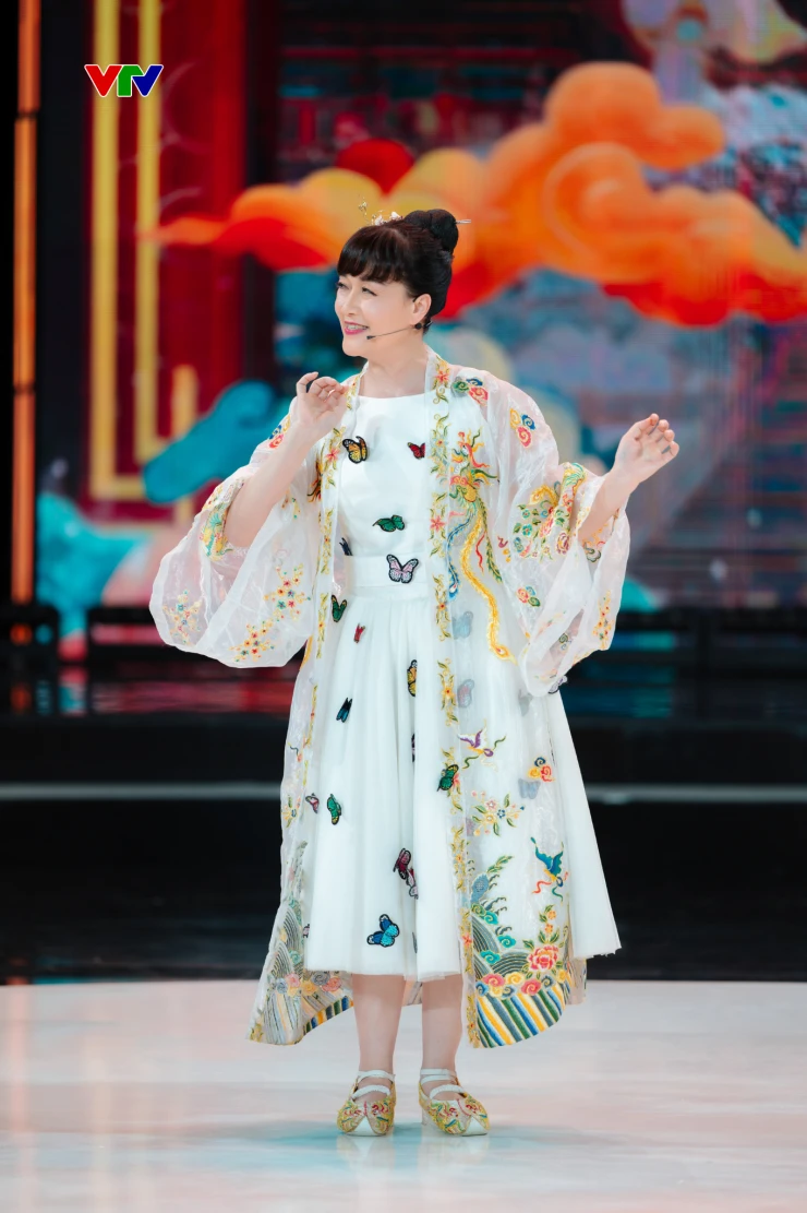 Nghệ sĩ Vân Dung bật khóc khi đọc bình luận về Táo Quân Nghệ sĩ Vân Dung bật khóc khi đọc bình luận về Táo Quân