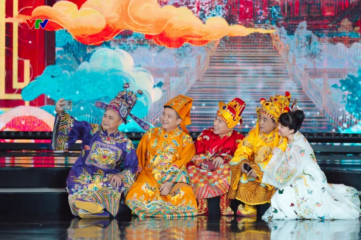 Nghệ sĩ Vân Dung bật khóc khi đọc bình luận về Táo Quân Nghệ sĩ Vân Dung bật khóc khi đọc bình luận về Táo Quân