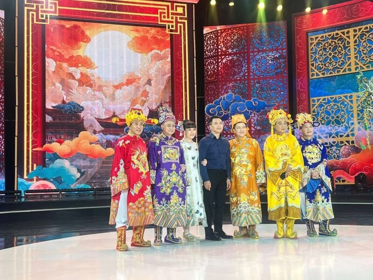 Nghệ sĩ Vân Dung bật khóc khi đọc bình luận về Táo Quân Nghệ sĩ Vân Dung bật khóc khi đọc bình luận về Táo Quân