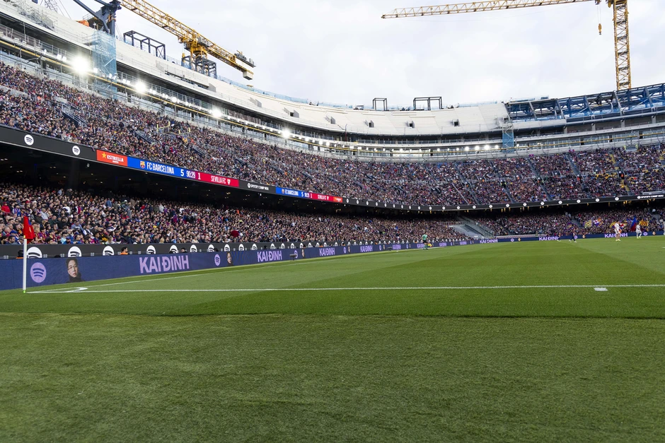 Nghệ sĩ Việt đầu tiên được vinh danh trên "thánh địa" bóng đá châu Âu sức chứa 100.000 chỗ ngồi