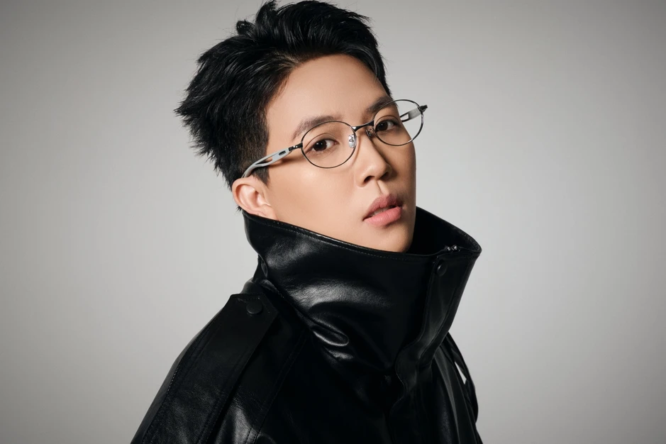 Nghệ sĩ Việt đầu tiên được vinh danh trên "thánh địa" bóng đá châu Âu sức chứa 100.000 chỗ ngồi