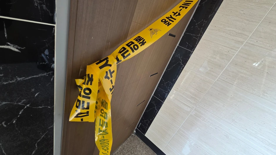 Người đàn ông 34 tuổi tự sát cùng 4 con trong căn hộ, nhắn “Anh yêu em” trong thư tuyệt mệnh gửi vợ