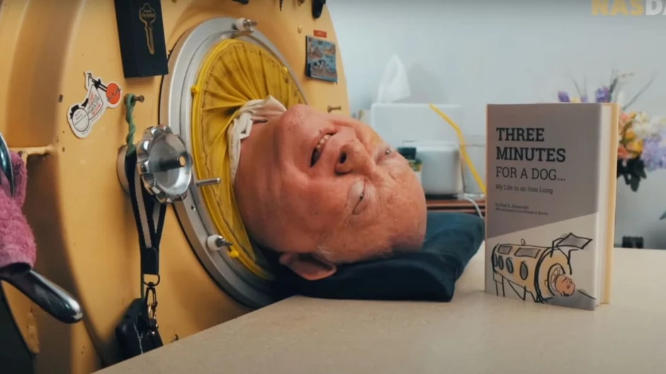 Người đàn ông sống cả đời 70 năm trong một chiếc lồng sắt