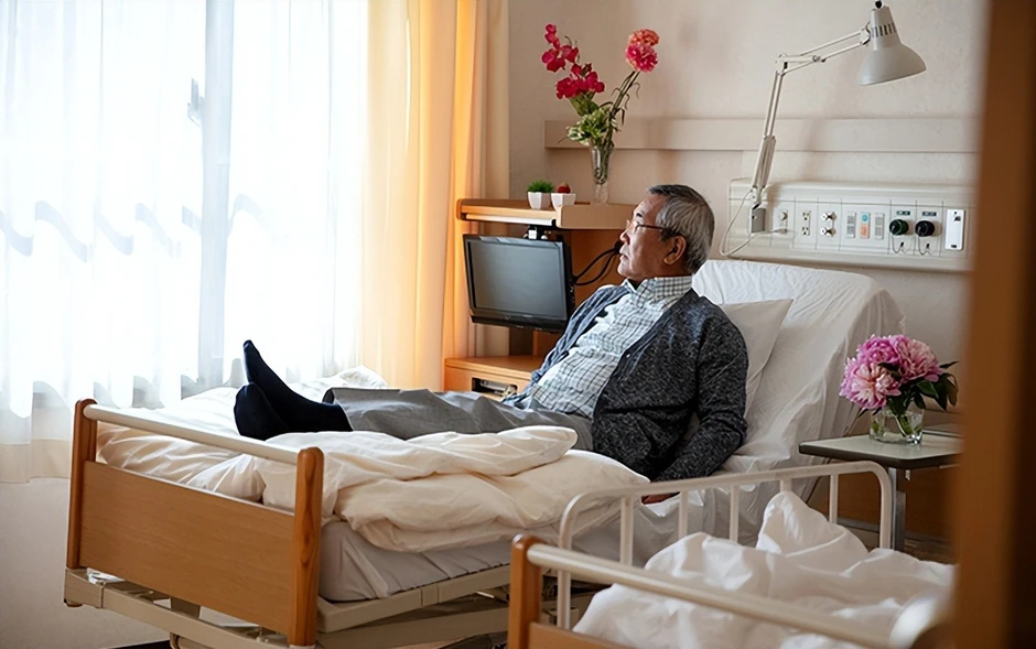 Người đàn ông vừa xuất viện đã đưa sổ tiết kiệm 2 tỷ cho con rể, lúc con trai xin mua xe lại nói: “Bố không có tiền”