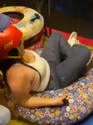 Người mẹ trẻ tử vong sau tai nạn máng trượt ở công viên