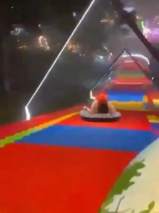 Mẹ trẻ tử vong sau tai nạn máng trượt tại công viên