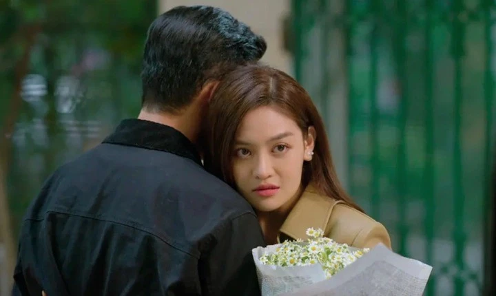 Người yêu cũ đang nhận gạch đá trên phim giờ vàng VTV là ai?