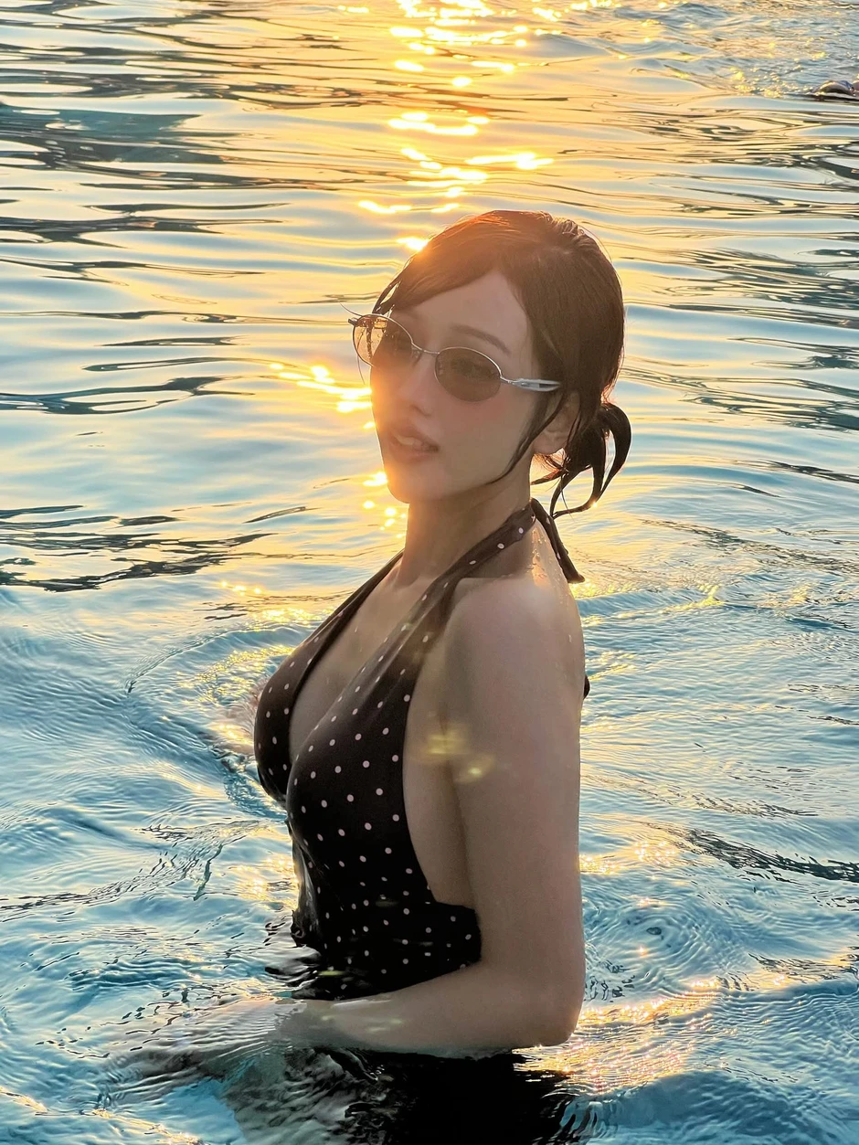 Nhan sắc gái xinh không cần "thiếu vải" vẫn thiêu đốt mọi ánh nhìn với mốt đi biển kín đáo đầy quyến rũ