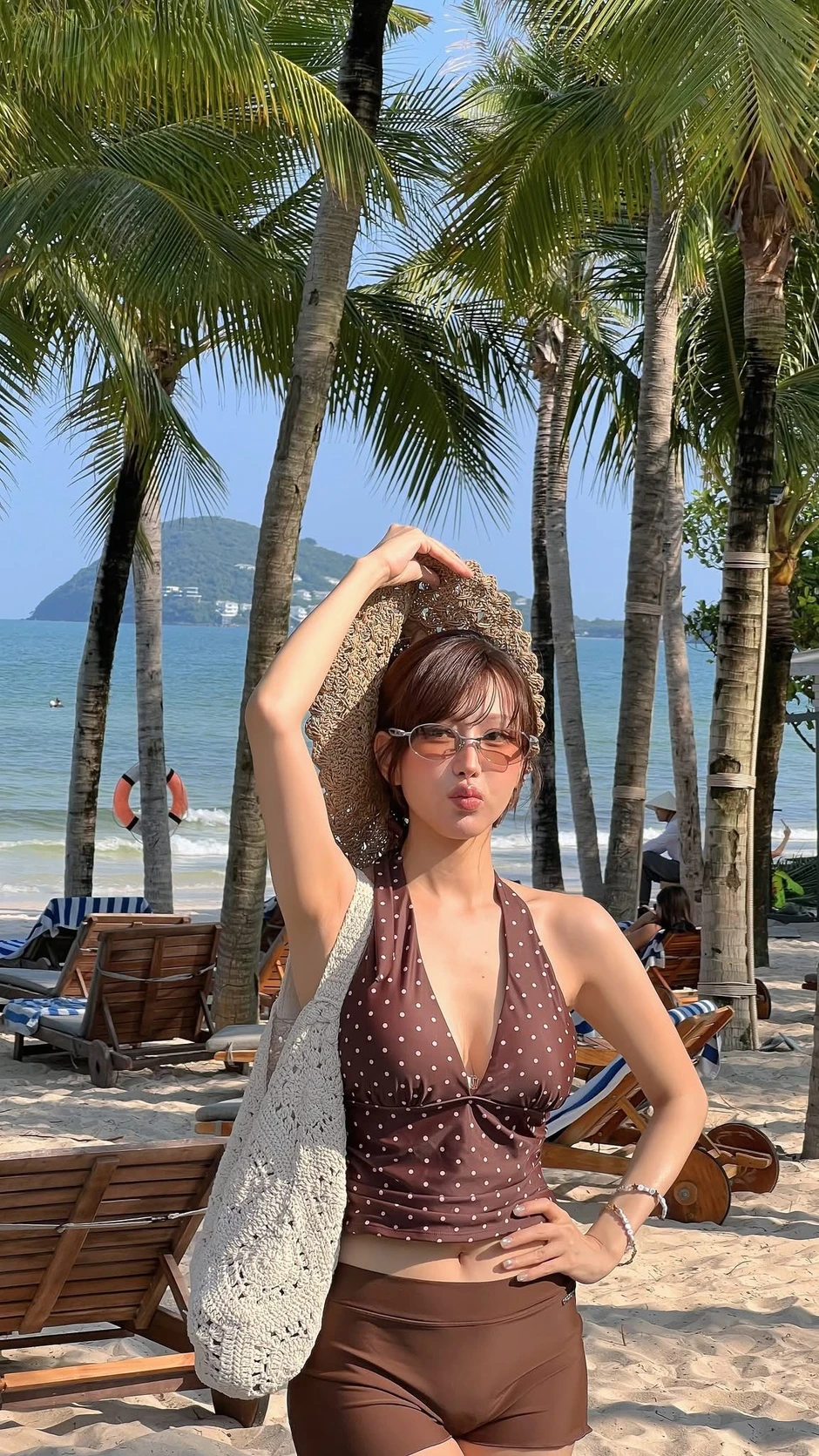 Nhan sắc gái xinh không cần "thiếu vải" vẫn thiêu đốt mọi ánh nhìn với mốt đi biển kín đáo đầy quyến rũ