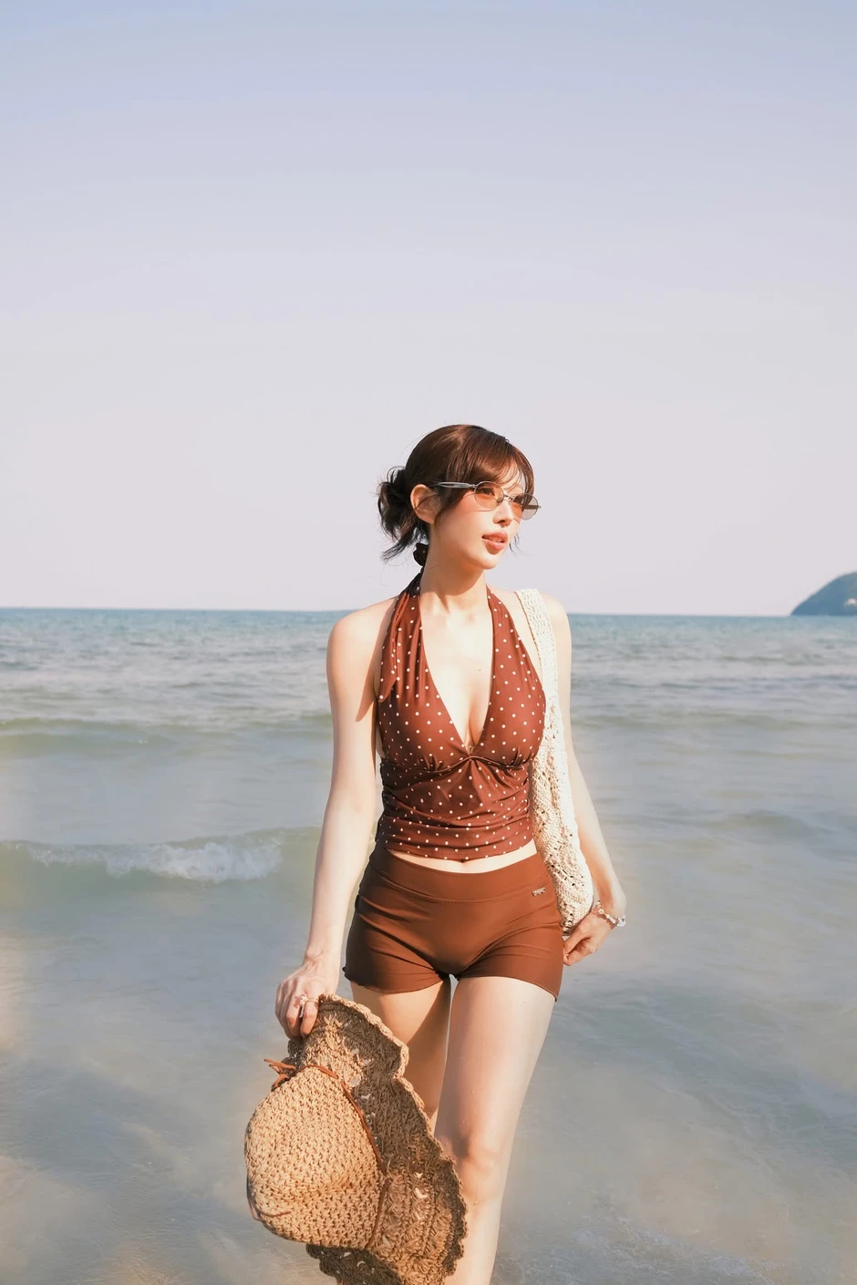 Nhan sắc gái xinh không cần "thiếu vải" vẫn thiêu đốt mọi ánh nhìn với mốt đi biển kín đáo đầy quyến rũ