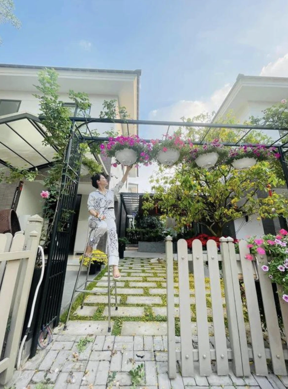 Nhật Kim Anh tái xuất với phim Mẹ Mìn