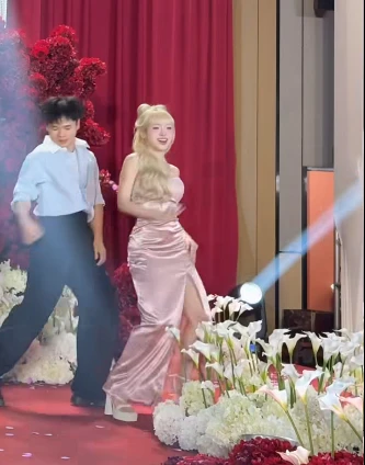 Đám cưới lan tỏa: Màn nhảy sôi động của hotgirl ghi điểm với nhan sắc rạng ngời