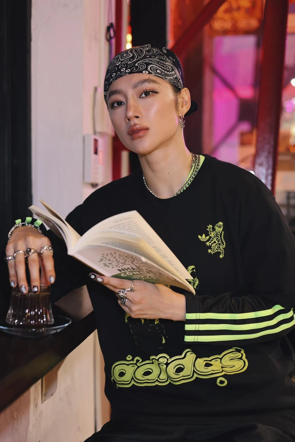 Nhìn V (BTS) mà lại ra Angela Phương Trinh