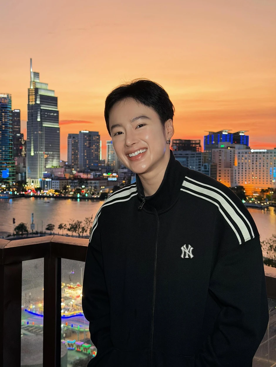 Nhìn V (BTS) mà lại ra Angela Phương Trinh