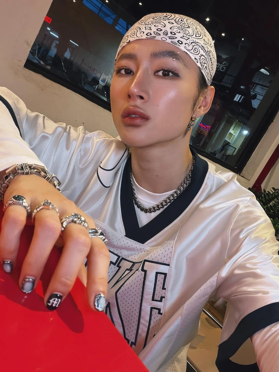 Nhìn V (BTS) mà lại ra Angela Phương Trinh