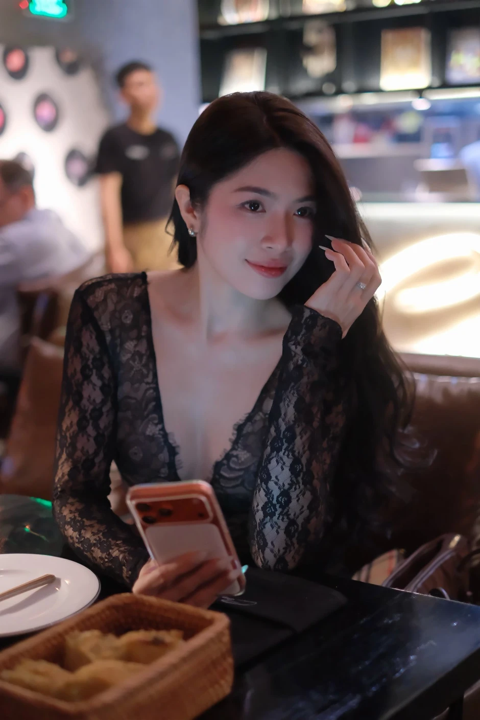 Nhờ chọn giúp ảnh đẹp, hot girl vô tình làm khó cộng đồng mạng với nhan sắc "không đùa được đâu"