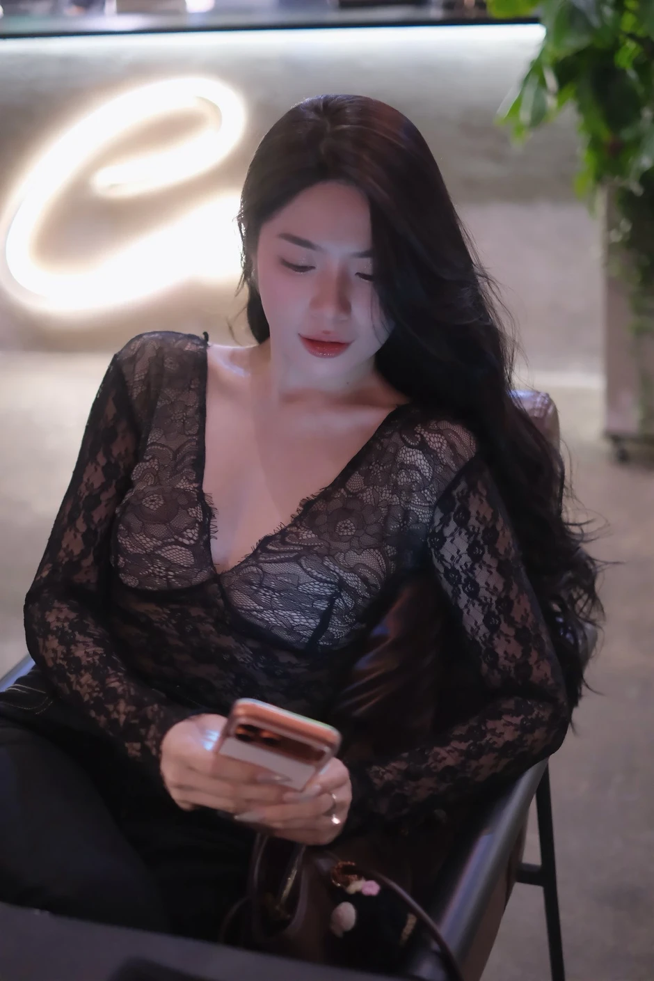 Nhờ chọn giúp ảnh đẹp, hot girl vô tình làm khó cộng đồng mạng với nhan sắc "không đùa được đâu"