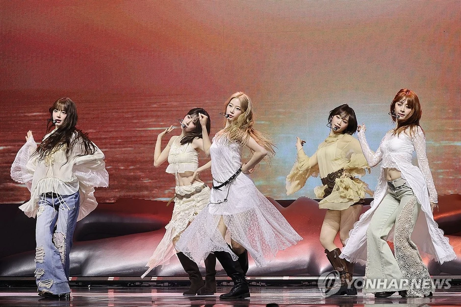 Nhóm nữ bị ghét nhất Kpop: Concert 80.000 người trống hoác cả khoảng SVĐ