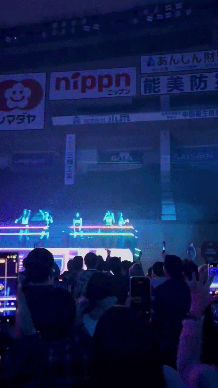 Nhóm nữ bị ghét nhất Kpop: Concert 80.000 người trống hoác cả khoảng SVĐ