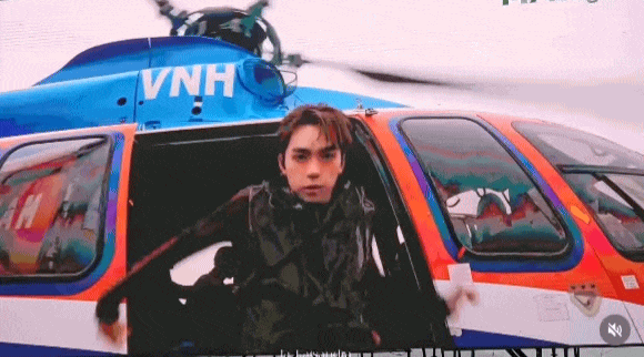 Nhóm tân binh Việt đi diễn bằng trực thăng, phóng xe "zìn zìn" trên sân khấu