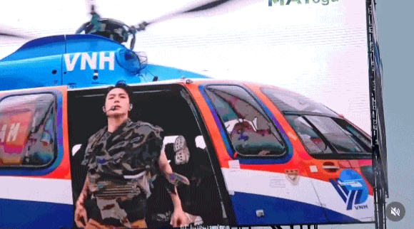 Nhóm tân binh Việt đi diễn bằng trực thăng, phóng xe "zìn zìn" trên sân khấu