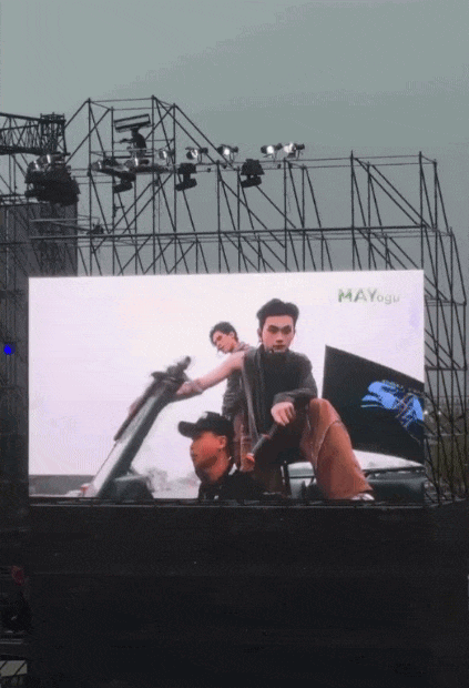 Nhóm tân binh Việt đi diễn bằng trực thăng, phóng xe "zìn zìn" trên sân khấu