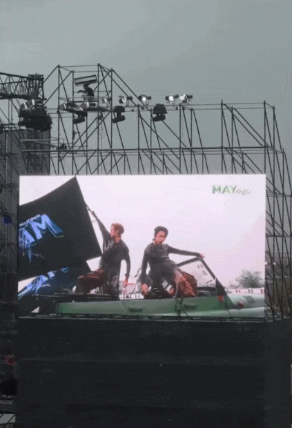 Nhóm tân binh Việt đi diễn bằng trực thăng, phóng xe "zìn zìn" trên sân khấu