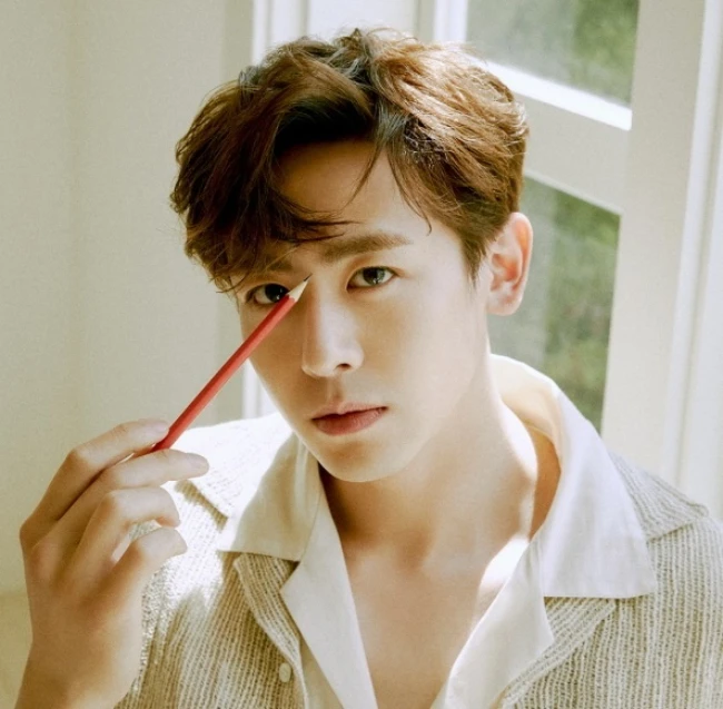 Nichkhun 2PM bị một người phụ nữ đeo bám về tận nhà lúc nửa đêm, còn liên tục chửi bới và hành hung